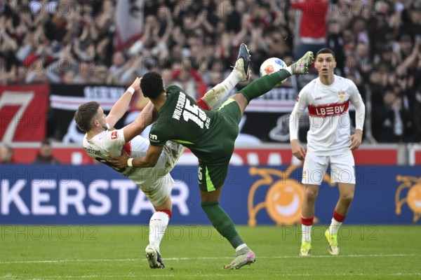 Football ballet, duel, action Moritz Jenz VfL Wolfsburg (15) against Ermedin Demirovic VfB