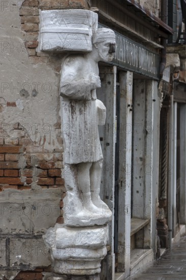 Marble statue of a merchant family from the 13th and 14th century, Campo dei Mori in the Cannaregio