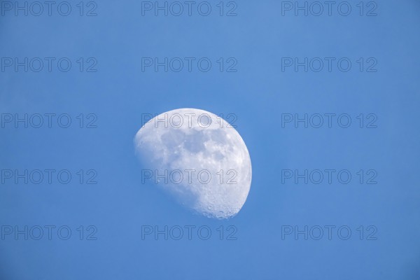 The moon, crescent, increasing