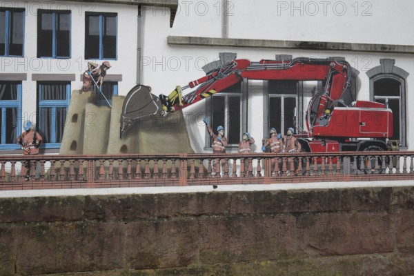 Mural Baubau von Jaune 2020, alleyway art, graffiti, balustrade, dump truck, construction site