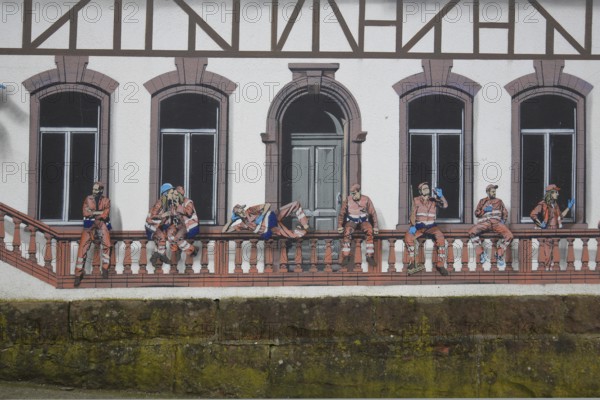 Mural Baubau von Jaune 2020, alleyway art, graffiti, construction workers sitting on parapet during