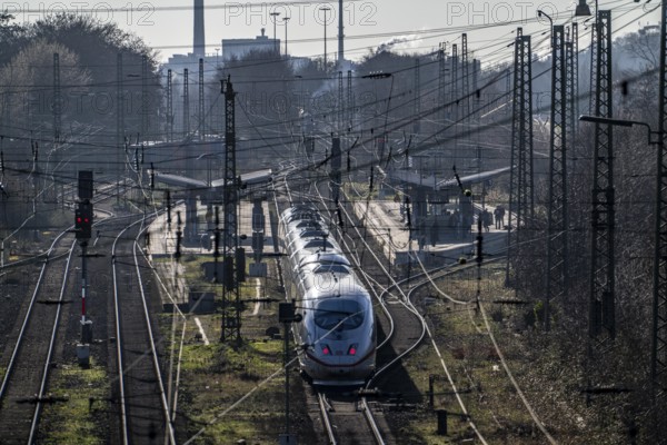 Regionalbahnhof Duisburg-Rheinhausen, ICE from Duisburg Central Station, passing west, North