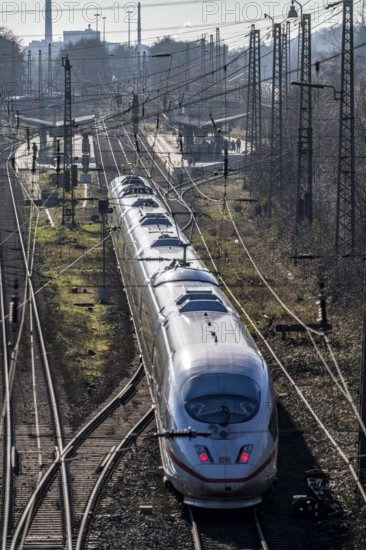 Regionalbahnhof Duisburg-Rheinhausen, ICE from Duisburg Central Station, passing west, North