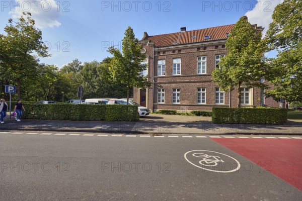 Bicycle road, brick houses, commercial buildings, job center, registry office, parking lot with