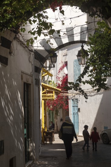 Tunis, Tunisia. 4th May 2024 A Tunisian mother and her children walk in the beautiful narrow