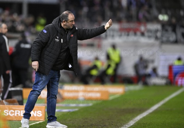 Coach Coach Frank Schmidt 1. FC Heidenheim 1846 FCH on the sidelines gesture gesture soccer