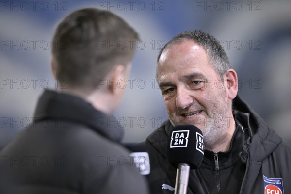 Coach coach Frank Schmidt 1. FC Heidenheim 1846 FCH portrait in interview microphone micro logo