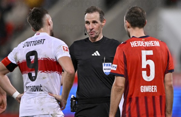 Referee Sascha Stegemann in discussion with Ermedin Demirovic VfB Stuttgart (09) Benedikt Gimber 1.