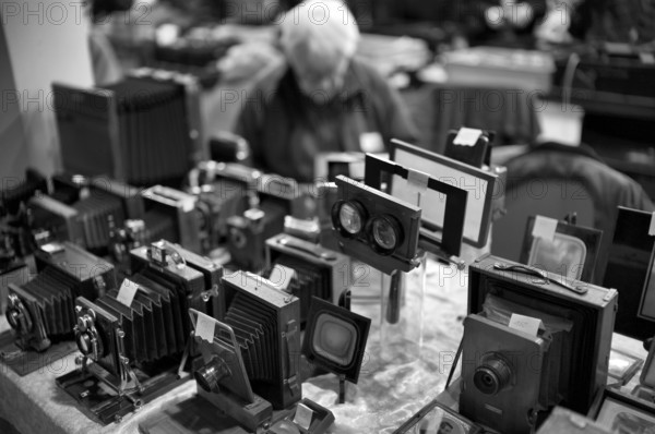 Dealer, Photographica, old photo equipment, cameras, lenses, display, black and white, photo