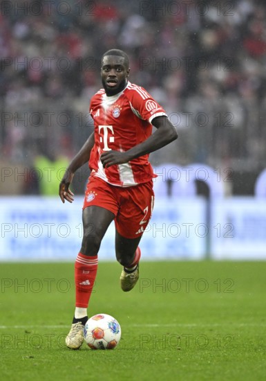 Dayot Upamecano FC Bayern Munich FCB (02) Action on the ball Rain, Football Bundesliga, Allianz