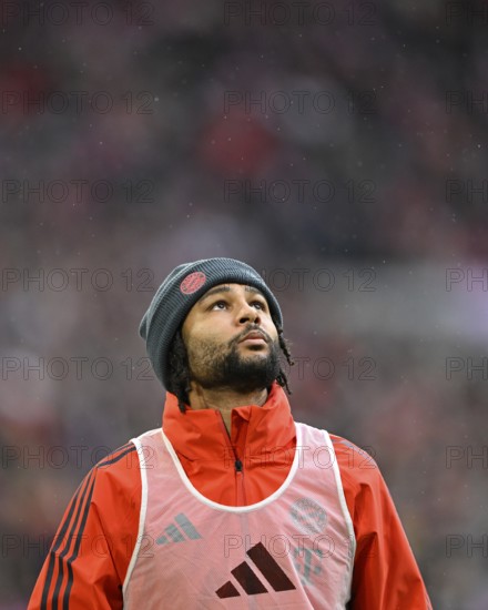 Warm-up Training Serge Gnabry FC Bayern Munich FCB (07) portrait Looking up Rain, Football