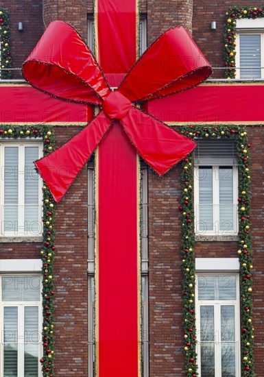 Large red ribbon on a house façade in the run-up to Christmas, Roermond, Limburg province, the