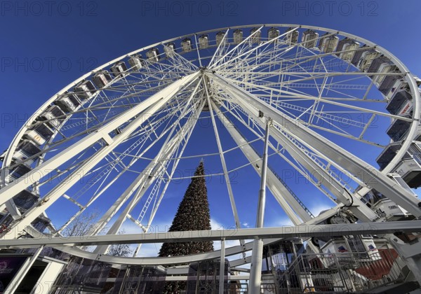 Ferris wheel in front of Christmas tree at Outlet Center Roermond, Factory Outlet Center, Designer