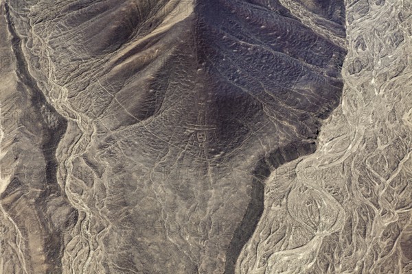 Patterns in a sandy, dry desert landscape with geoglyphs, the geoglyphs and drawings in the desert