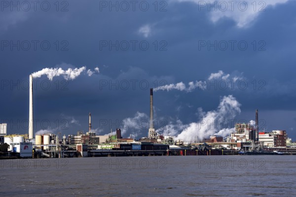 Chempark Krefeld-Uerdingen, around 40 companies are located in the chemical park on the Rhine,