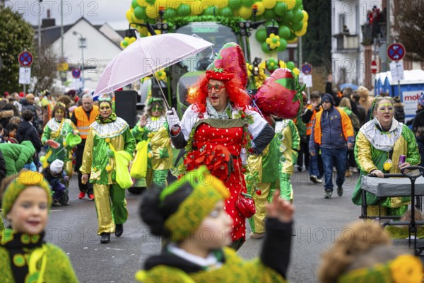 The Klaa Paris carnival parade passes through the streets of Frankfurt's Heddernheim, Heddernheim,