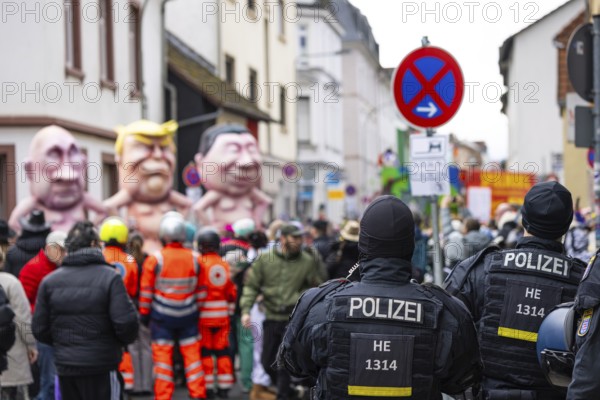 A large police force ensures safety on the Klaa Paris carnival parade in the Heddernheim district