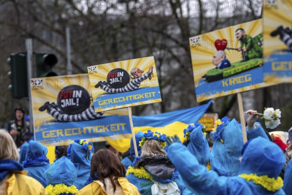 Members of the Blau-Gelbes Kreuz association, German-Ukrainian Association e.V., as a foot group at