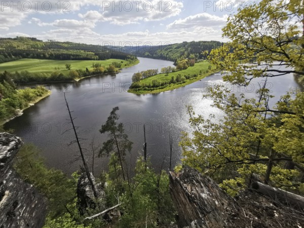 A panoramic view from the Agnesruh viewpoint on a loop of the Saale in the midst of green hills and