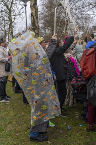 Rose Monday procession in Düsseldorf, spectators at the street carnival, in some cases heavy rain,