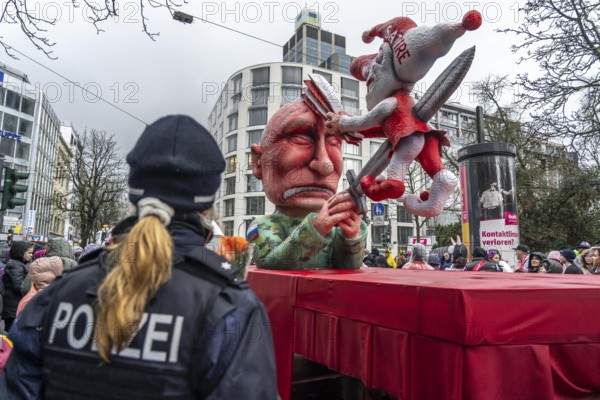 Rose Monday procession in Düsseldorf, theme car by wagon maker Jacques Tilly, Putin impales the