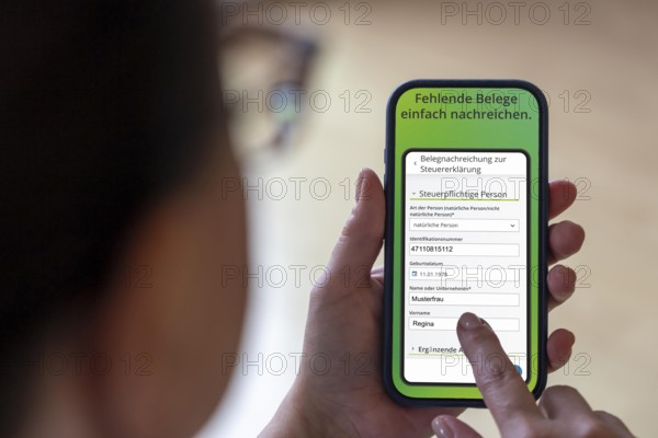 Complete symbol, income tax return via an app, MeinElster+, certain population groups can file