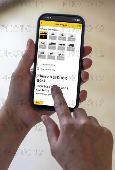 Symbolic image, preparation for the driving test via a smartphone app, learning theory via an app,