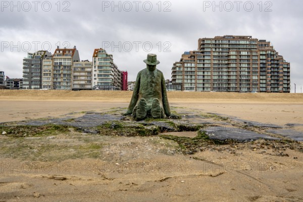 Art on the North Sea beach, in Knokke-Heist, La Mer, ce grand sculpteur, or The Sea, the Great