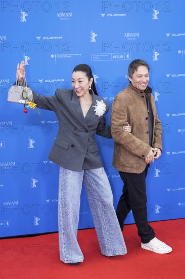 Michelle Yeoh and Sean Baker in front of the premiere of the film Everything Everywhere All At Once