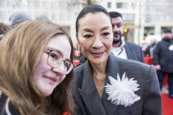 Michelle Yeoh has herself photographed with fans in front of the premiere of the film Everything
