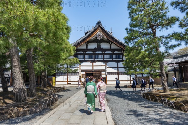 Japanese woman dressed in kimono in front of Kenninji Hombo, Kennin-ji Buddhist Temple,