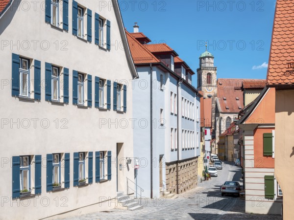 Alley with cobblestones and town houses, behind St. Georg Cathedral, Dinkelsbühl, Middle Franconia,