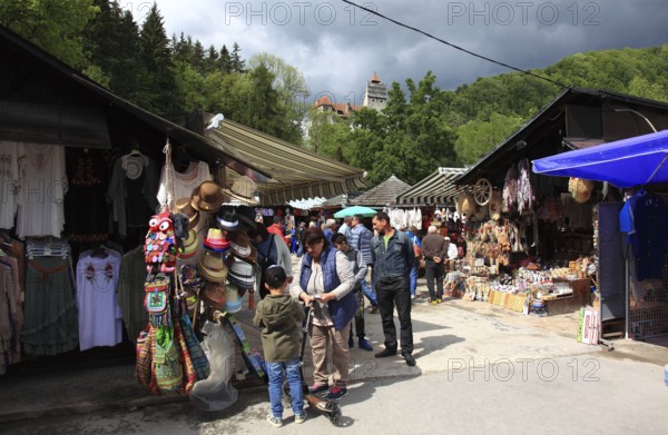 Souvenir sale at Bran Castle, market stalls in front of the entrance, tourists, Törzburg, in