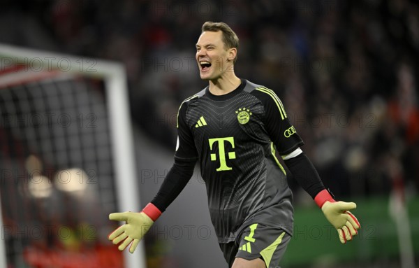 Cheering, goal celebration, goalkeeper Manuel Neuer FC Bayern Munich FCB (01) Football Bundesliga,