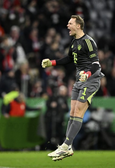 Cheering, goal celebration, goalkeeper Manuel Neuer FC Bayern Munich FCB (01) Football Bundesliga,