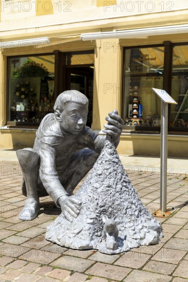 Silver figure claw boy by Christoph Rossner in Petersstraße, stop on the Siberweg adventure trail
