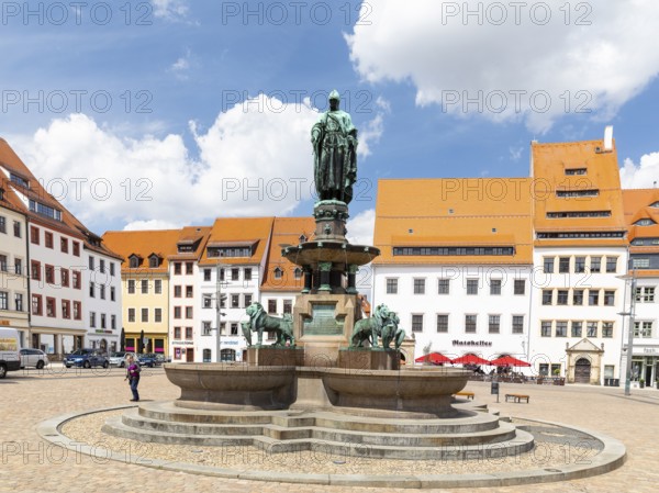 Fountain monument with city founder Otto the Rich and 4 heraldic lions on the Obermarkt in