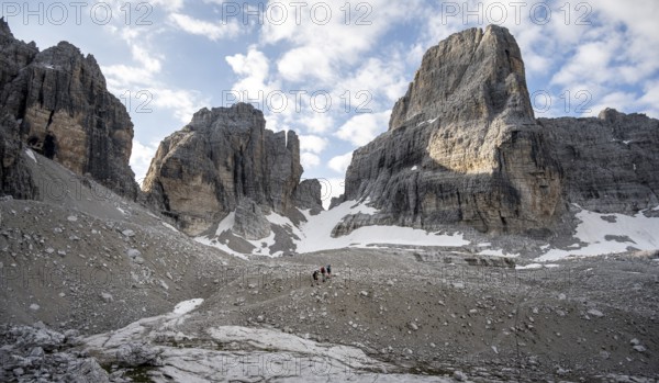 Hikers hiking trail to Bocca degli Armi, Brenta Mountains, Brenta-Adamello Natural Park, Trentino,