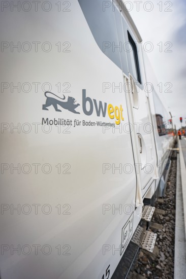 Side view of a train with the imprint 'bw egt' and a lion logo, battery electric train Siemens