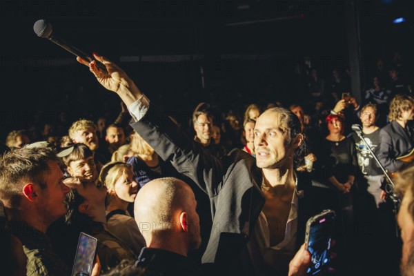 Singer Ben Hartmann from Billions live in the audience on 10 years of cocaine and raspberry ice