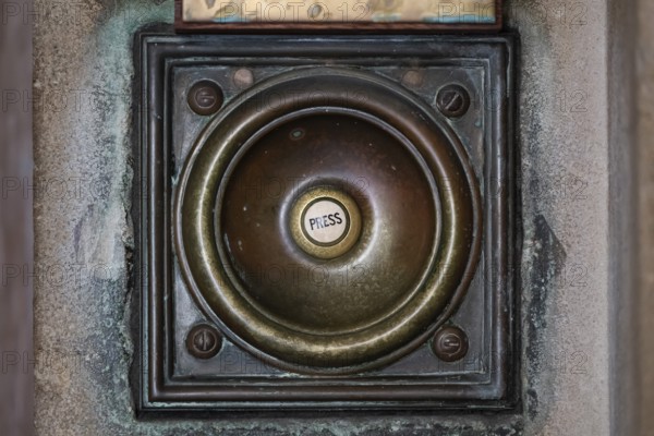 Bronze doorbell with patina and push button with the inscription press, urban and worn look, Royal