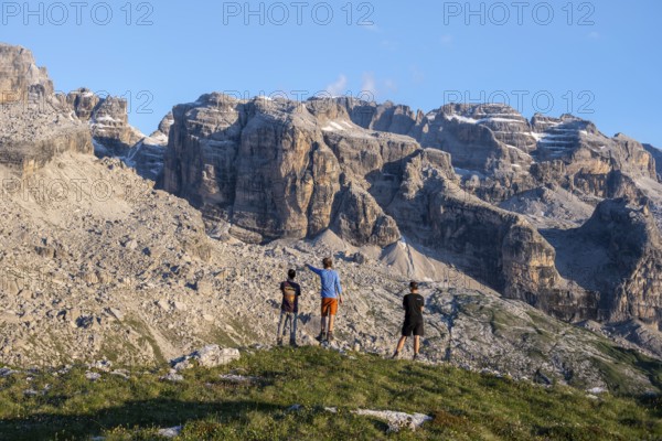 Hikers on the Grosté Plateau, mountain peaks of the Brenta Mountains, Brenta, Brenta-Adamello