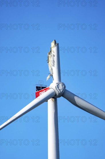 Defective wind turbine, bent rotor blade, in the Bedburg A44n wind farm, in the Garzweiler
