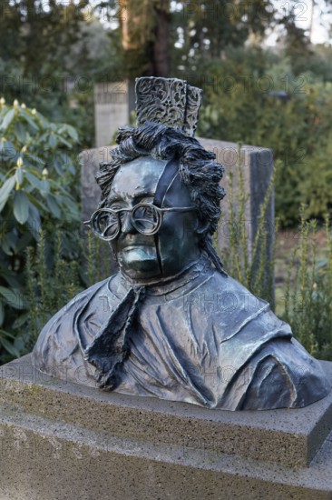 Honorary grave of gallerist Johanna Ey, mother Ey, portrait bust of sculptor Bert Gerresheim,
