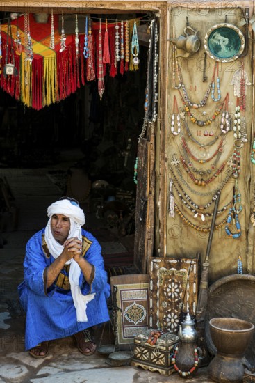 Traditionally dressed Berber, Merzouga, Meknès-Tafilalet region, Erg Chebbi, northern Sahara,