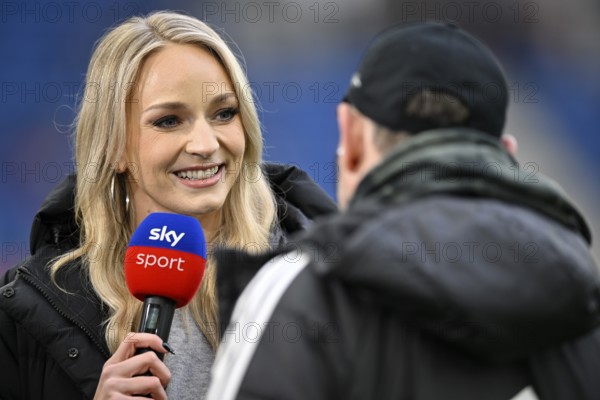 SKY presenter reporter Katharina Kleinfeldt, portrait in interview microphone micro logo with