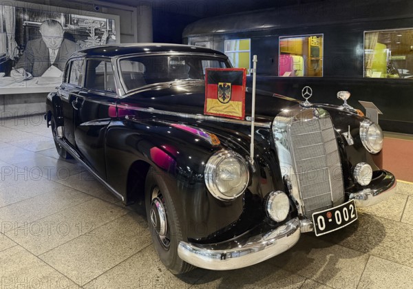 Adenauer's Mercedes 300 with saloon car 10205, historical film in the background, House of History,