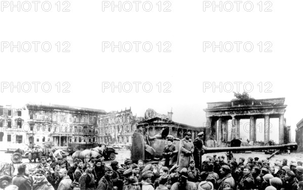 2.5.1945, the poet Yevgeny Aronovich Dolmatowski gives a speech for the Soviet soldiers in front of