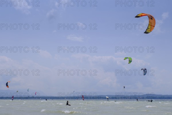 Surfer, Kite Surfer, Wind am Starnberger See, Ostseite, Fünfseenland, Upper Bavaria, Bavaria,