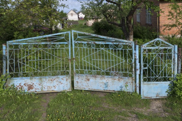Old garden gate in front of a plot of land in the former Dornfeld from 1789-1939, today